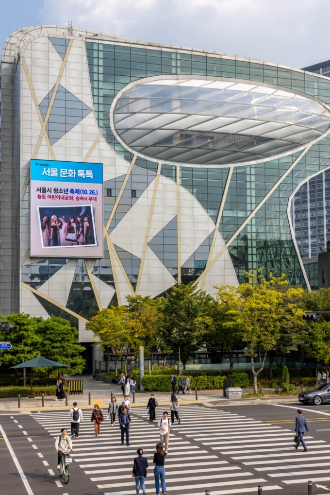 서울시 청사 외벽 세로형 전광판/사진=서울시