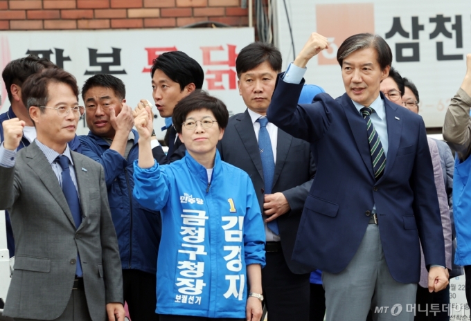 [부산=뉴시스] 하경민 기자 = 조국 조국혁신당 대표가 14일 부산 금정구 침례병원 인근에서 금정구청장 보궐선거 야권 단일후보인 더불어민주당 김경지 후보의 지지를 호소하고 있다. 2024.10.14. yulnetphoto@newsis.com /사진=하경민