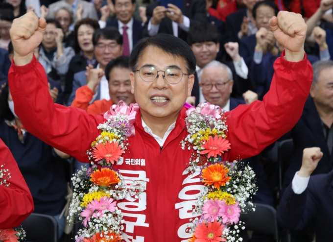 윤일현 국민의힘 금정구청장 보궐선거 후보가 16일 오후 부산 금정구 자신의 선거사무소에서 당선이 유력하게 되자 꽃목걸이를 목에 걸고 환호하고 있다. /사진=뉴스1