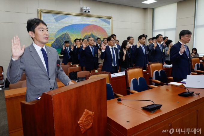 (서울=뉴스1) 안은나 기자 = 이복현 금융감독원장이 17일 오전 서울 여의도 국회 정무위원회에서 열린 금융감독원·서민금융진흥원 국정감사에서 증인 선서를 하고 있다. 2024.10.17/뉴스1  Copyright (C) 뉴스1. All rights reserved. 무단 전재 및 재배포,  AI학습 이용 금지. /사진=(서울=뉴스1) 안은나 기자