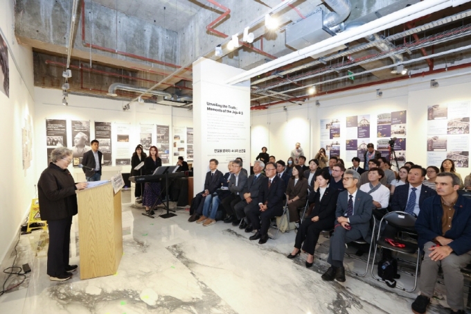 영국 런던서 개최된 '제주4·3 특별전과 심포지엄'에서 인삿말하는 김애숙 정무부지사 /사진제공=제주특별자치도