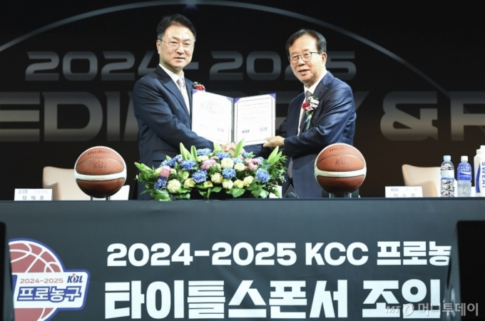 프로농구 타이틀 스폰서 조인식의 정재훈 KCC 대표(왼쪽)와 이수광 KBL 총재./사진제공=KCC.