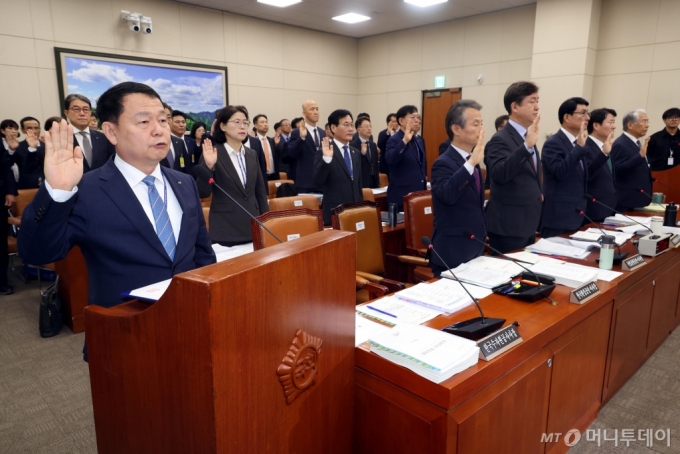 [서울=뉴시스] 조성봉 기자 = 윤석대 한국수자원공사 사장을 비롯한 참석자들이 17일 오전 서울 여의도 국회 환경노동위원회의에서 열린 한국수자원공사 한국환경공단 등에 대한 국정감사에서 증인선서를 하고 있다. 2024.10.17. suncho21@newsis.com /사진=조성봉