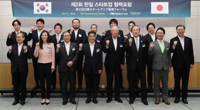 류진 한국경제인협회 회장과 도쿠라 마사카즈 경단련 회장, 김성섭 중소베처기업부 차관을 비롯한 스타트업 관계자들이 17일 FKI타워 컨퍼런스센터에서 열린 '제2회 한일 스타트업 협력포럼'에 참석해 기념촬영을 하고 있다. 이날 포럼에는 일본 유망 스타트업 10개사가 참여하여, 한국 대기업의 신사업·투자 담당자, CVC 관계자 등을 대상으로 우수한 제품과 기술력을 공개하며 투자유치에 나섰다. 사진 앞줄 왼쪽부터 쿠보타 마사카즈 경단련 부회장, 성래은 영원무역 부회장, 도쿠라 마사카즈 경단련 회장, 김성섭 중기부 차관, 류진 한경협 회장, 사토 야스히로 미즈호금융그룹 특별고문, 이즈모 미츠루 유글레나 사장, 김창범 한경협 부회장/사진제공=한국경제인협회 /사진제공=한국경제인협회