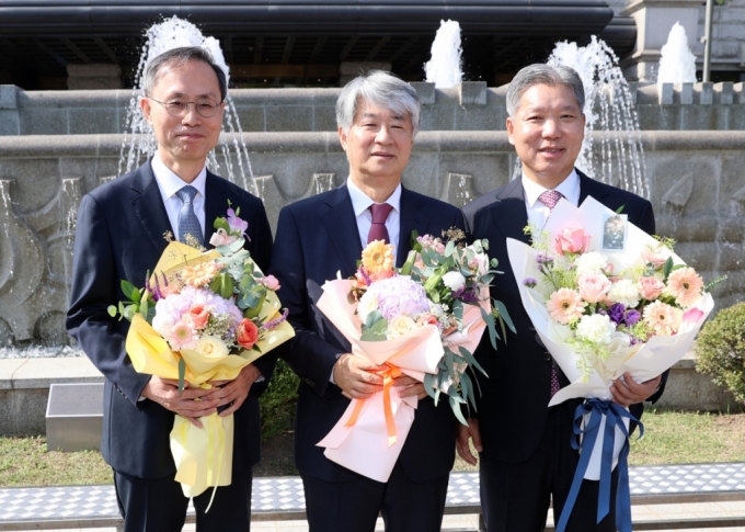 17일 서울 종로구 헌법재판소에서 퇴임식이 진행됐다. 왼쪽부터 헌법재판소 김기영 재판관, 이종석 헌법재판소장, 이영진 재판관/사진=헌법재판소