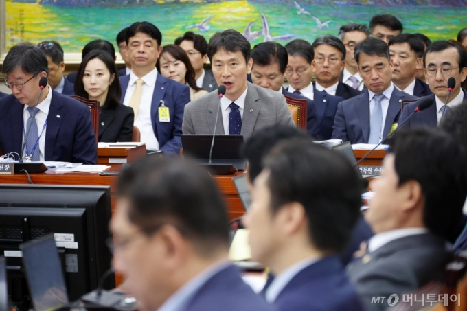 [서울=뉴시스] 조성우 기자 = 이복현(가운데) 금융감독원장이 17일 오전 서울 여의도 국회에서 열린 정무위원회의 금융감독원, 서민금융진흥원에 대한 국정감사에서 의원 질문에 답변하고 있다. 2024.10.17. xconfind@newsis.com /사진=조성우