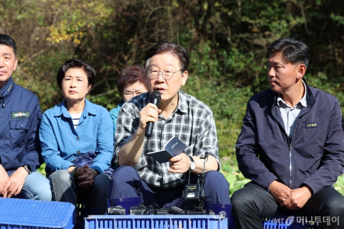 [평창=뉴시스] 권창회 기자 = 이재명 더불어민주당 대표가 17일 오후 강원 평창군 한 배추농가에서 배추값 안정화를 위한 현장간담회를 열고 발언하고 있다. 2024.10.17. kch0523@newsis.com /사진=권창회