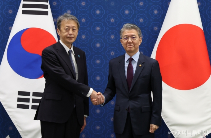 [서울=뉴시스] 배훈식 기자 = 김홍균(오른쪽) 외교부 1차관과 오카노 마사타카 일본 외무성 사무차관이 17일 오전 서울 종로구 외교부에서 열린 한일차관회담에 앞서 기념촬영을 하고 있다. 2024.10.17. dahora83@newsis.com /사진=배훈식