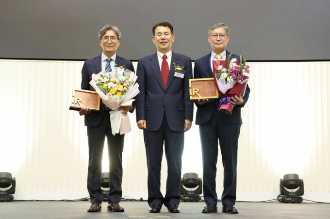 한국IR협의회가 17일 오후 한국거래소 서울사옥에서 '2024 한국IR대상' 시상식을 개최했다. 사진은 좌측부터 김창태 LG전자 부사장, 정은보 한국거래소 이사장, 박상일 파크시스템스 대표이사. /사진=한국IR협의회