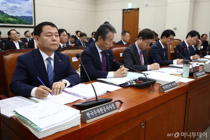 윤석대 한국수자원공사 사장을 비롯한 피감 기관장들이 17일 오전 서울 여의도 국회에서 열린 환경노동위원회의 한국수자원공사 등에 대한 국정감사에 출석해 자리에 앉아 있다. 2024.10.17/뉴스1  Copyright (C) 뉴스1. All rights reserved. 무단 전재 및 재배포,  AI학습 이용 금지. 