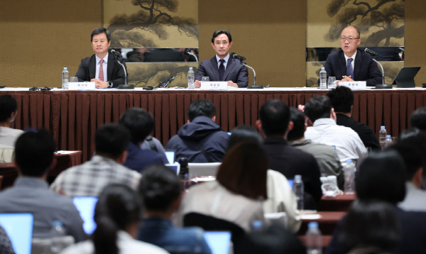 최윤범 고려아연 회장이 2일 서울 용산구 그랜드하얏트에서 열린 영풍과 MBK와의 경영권 분쟁 관련 기자회견에서 발언을 하고 있다. 2024.10.2/뉴스1  Copyright (C) 뉴스1. All rights reserved. 무단 전재 및 재배포,  AI학습 이용 금지. /사진=(서울=뉴스1) 김도우 기자