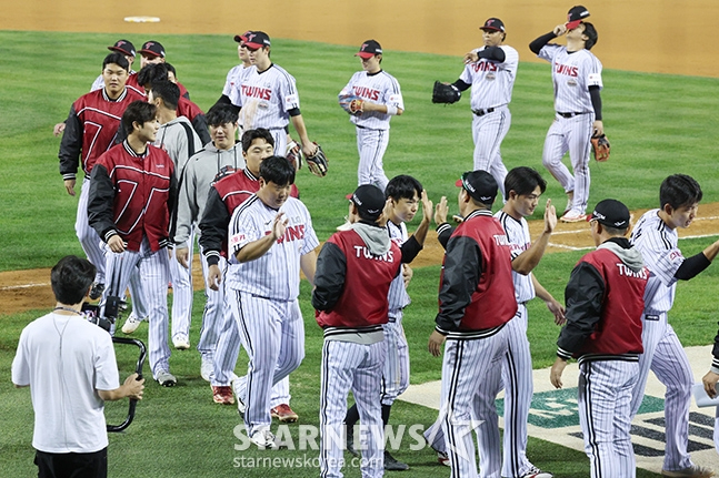 '2024 KBO 포스트시즌 플레이오프 3차전' LG-삼성전이 17일 서울 잠실야구장에서 열렸다.  삼성에 1-0 승리를 거둔 LG 선수들이 염경엽 감독과 하이파이브하고 있다. /사진=김진경 대기자