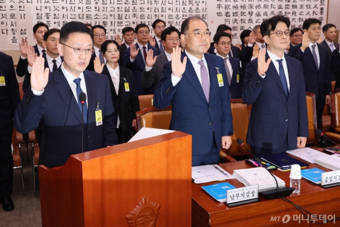 박세현(왼쪽) 서울고검장, 이창수 서울중앙지검장 등 증인들이 18일 오전 서울 여의도 국회에서 열린 법제사법위원회의 서울고등검찰청, 서울중앙지방검찰청 등에 대한 국정감사에서 증인선서를 하고 있다. 2024.10.18. /사진=뉴시스 /사진=조성우