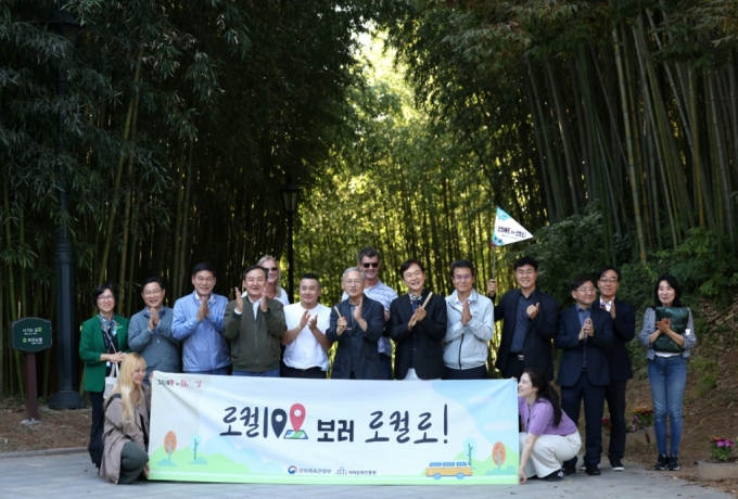 죽녹원에서 간담회와 체험을 마친 뒤 유인촌 장관이 정보석 배우, 이병노 담양군수, 외국인 관광객 부부 등과 기념사진을 찍고 있다./사진= 문체부