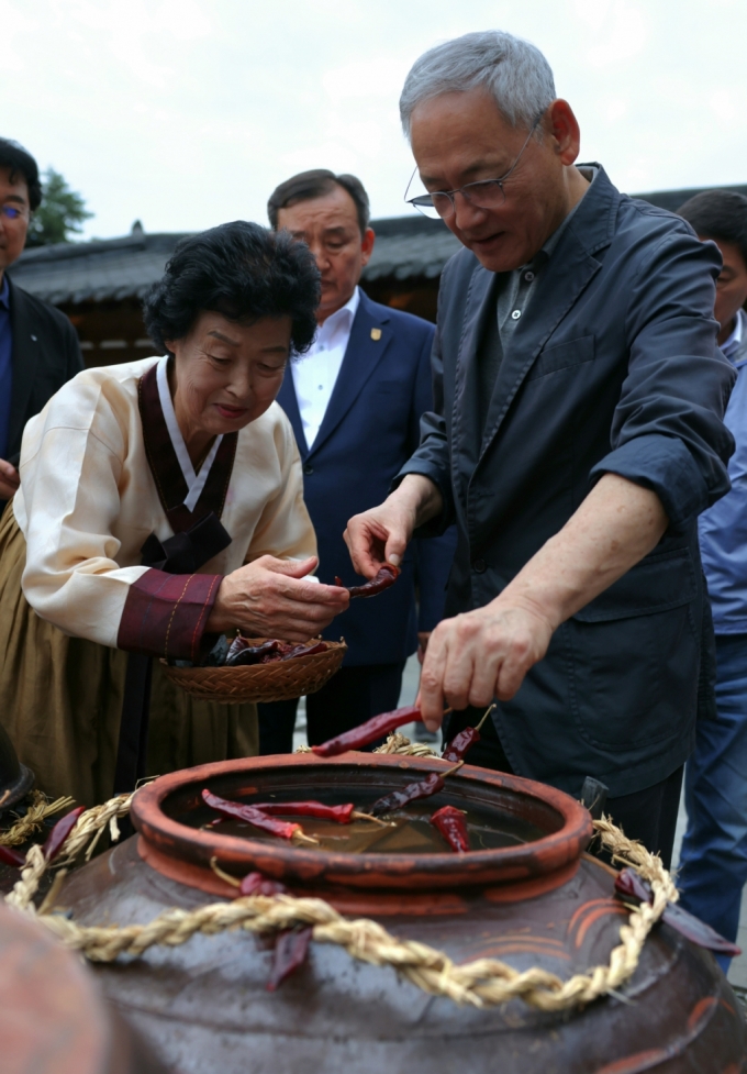 담양 찾은 유인촌 "3대 명품숲 걷고 자전거 타는 '로컬100'여행 오세요"