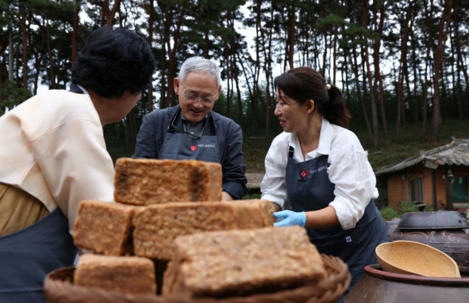 유인촌 장관이 기순도 명인과 함께 된장, 고추장 담그기 체험을 하고 있다.