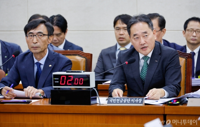  김태현 국민연금공단 이사장이 18일 오전 서울 여의도 국회 보건복지위원회에서 열린 국민연금공단·한국사회보장정보원 국정감사에서 의원 질의에 답하고 있다. 2024.10.18/뉴스1  Copyright (C) 뉴스1. All rights reserved. 무단 전재 및 재배포,  AI학습 이용 금지.