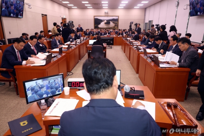 [서울=뉴시스] 조성봉 기자 = 18일 오전 서울 여의도 국회 농림축산식품해양수산위원회에서 농업협동조합중앙회, 농협경제지주 등에 대한 국정감사가 진행되고 있다.  2024.10.18. suncho21@newsis.com /사진=조성봉