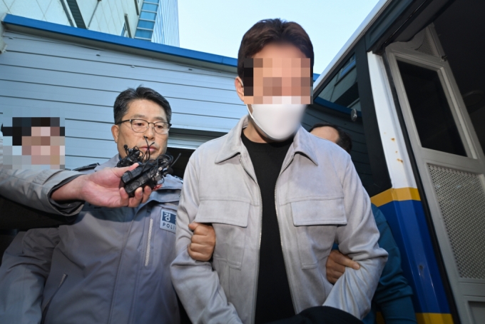 지난달 24일 광주 새벽 도심에서 마세라티 차량을 몰다 뺑소니 사망사고를 낸 뒤 달아났던 김모(32)씨가 지난 4일 오전 광주 서구 광주서부경찰서에서 검찰로 송치되고 있다. /사진=뉴시스