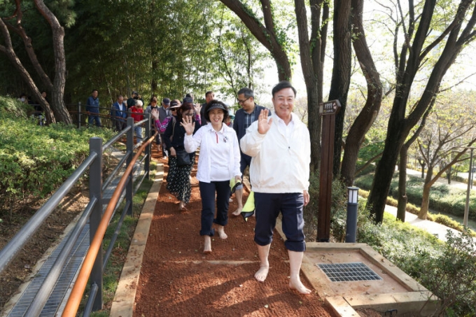 지난 17일 김성제 의왕시장(맨앞)이 왕송호수공원 맨발걷기길을 걷고 있다./사진제공=의왕시