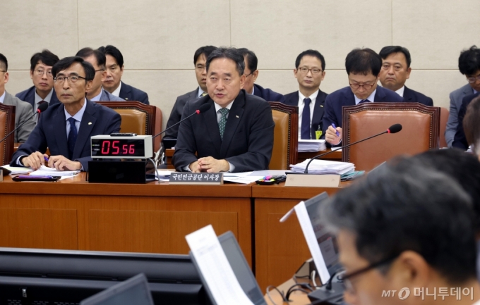 [서울=뉴시스] 조성봉 기자 = 김태현 국민연금공단 이사장이 18일 오전 서울 여의도 국회 보건복지위원회에서 열린 국민연금공단, 한국사회보장정보원에 대한 국정감사에서 의원들의 질의에 답변하고 있다. 왼쪽은 김현준 한국사회보장정보원장.  2024.10.18. suncho21@newsis.com /사진=조성봉