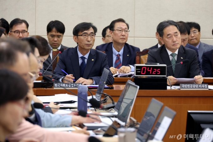 [서울=뉴시스] 조성봉 기자 = 김태현 국민연금공단 이사장과 김현준(왼쪽) 한국사회보장정보원장이 18일 오전 서울 여의도 국회 보건복지위원회에서 열린 국민연금공단, 한국사회보장정보원에 대한 국정감사에서 의원들의 질의를 듣고 있다.  2024.10.18. suncho21@newsis.com /사진=조성봉