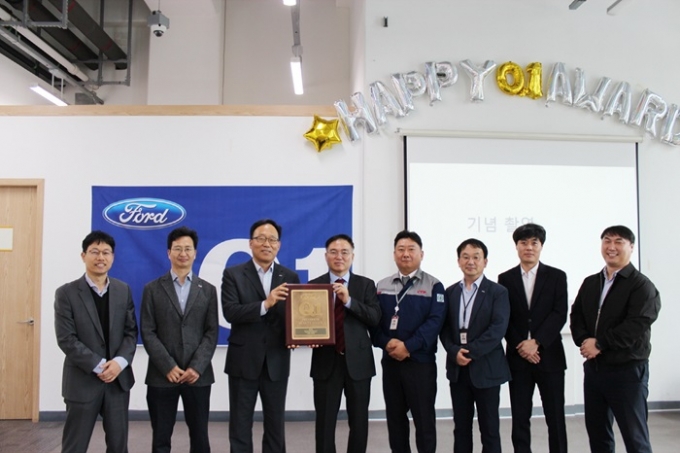 (왼쪽부터)김수승 Ford SupplierChain STA팀 수석, 김경근 Ford SupplierChain STA팀 이사, 윤용호 CTR 대표이사, 이굉찬 Ford SupplierChain STA팀 상무, 유재우 CTR 마산공장장, 유영재 CTR 품질본부장, 권민철 CTR 영산공장장, 허성혁 CTR 대합공장장/사진제공=CTR