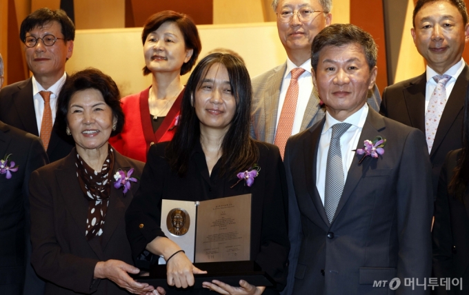 [서울=뉴시스] 사진공동취재단 = 한국인 최초로 노벨문학상을 수상한 한강 작가가 17일 서울 강남구 아이파크타워 포니정홀에서 열린 제18회 포니정 혁신상 시상식에서 포니정 재단 이사장인  정몽규 HDC 회장 등 참석자들과 기념사진을 촬영하고 있다. 포니정 재단은 2005년 작고한 정세영 HDC 명예회장의 업적과 공로를 기리기 위해 그의 애칭이었던 '포니 정(PONY JUNG)'으로 이름 붙여 비영리 공익재단으로 설립됐다. 설립자는 정세영 명예회장의 아들인 정몽규 HDC 회장이다. 2024.10.17. photo@newsis.com /사진=