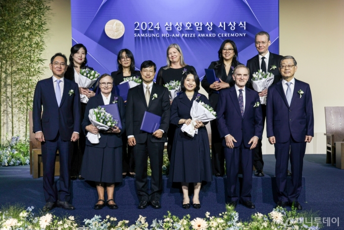 [서울=뉴시스] 김근수 기자 = 이재용(왼쪽) 삼성전자 회장이 지난 31일  서울 중구 서울신라호텔 다이너스티홀에서 열린 ‘2024 삼성호암상 시상식’에서 수상자들과 기념 촬영을 하고 있다. (앞줄 왼쪽부터 이재용 삼성전자 회장, 사회봉사상 제라딘 라이언 아일랜드 성골롬반외방선교수녀회 수녀, 의학상 피터 박 하버드의대 교수 부부, 랜디 셰크먼 UC버클리 교수, 김황식 호암재단 이사장) (사진= 호암재단 제공) 2024.06.01. photo@newsis.com  *재판매 및 DB 금지 /사진=김근수