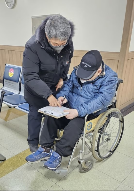 서울시 병원 안심동행서비스를 받는 시민의 모습 /사진제공=서울시