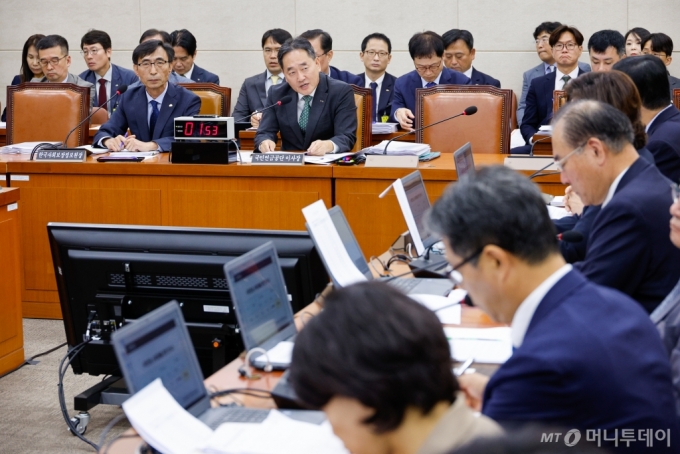 (서울=뉴스1) 안은나 기자 = 김태현 국민연금공단 이사장이 18일 오전 서울 여의도 국회 보건복지위원회에서 열린 국민연금공단·한국사회보장정보원 국정감사에서 의원 질의에 답하고 있다. 2024.10.18/뉴스1  Copyright (C) 뉴스1. All rights reserved. 무단 전재 및 재배포,  AI학습 이용 금지. /사진=(서울=뉴스1) 안은나 기자