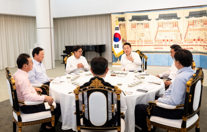 윤석열 대통령이 18일 대통령 관저에서 박형준 부산광역시장, 김두겸 울산광역시장, 박완수 경상남도지사를 초청해 지역 현안 등을 청취하는 정책간담회 겸 만찬을 갖고 있다.  이날 간담회 및 만찬에는 정진석 대통령 비서실장, 성태윤 정책실장, 홍철호 정무수석 등이 참석했다. /사진=대통령실 제공