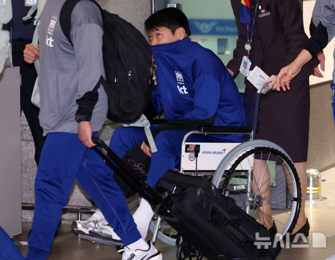 요르단 원정에서 승리를 거둔 대한민국 축구국가대표팀 황희찬이 11일 오후 인천국제공항 제1여객터미널을 통해 귀국하고 있다. /사진=뉴시스