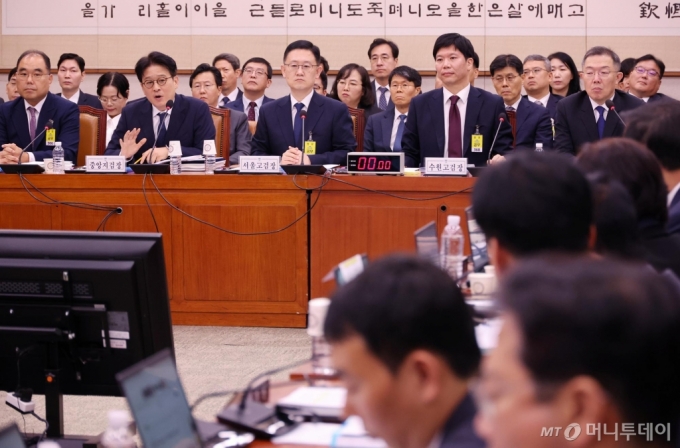 이창수(왼쪽 두 번째) 서울중앙지검장이 18일 오전 서울 여의도 국회에서 열린 법제사법위원회의 서울고등검찰청, 서울중앙지방검찰청 등에 대한 국정감사에서 의원 질문에 답변하고 있다. 2024.10.18. /사진=뉴시스 /사진=조성우