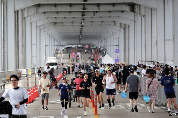 서울 서초구 반포한강공원 달빛광장 일대에서 열린 차 없는 잠수교 뚜벅뚜벅 축제 '런페스타'에서 참가자들이 잠수교를 달리고 있다.  2024.6.23/사진제공=뉴스1 