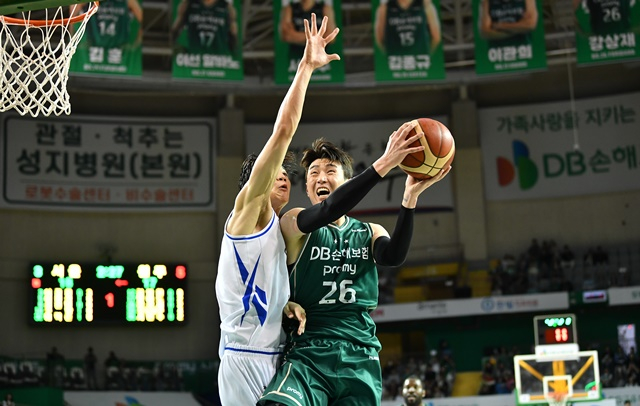 경기에 집중하는 원주 DB 강상재(오른쪽). /사진=KBL 제공