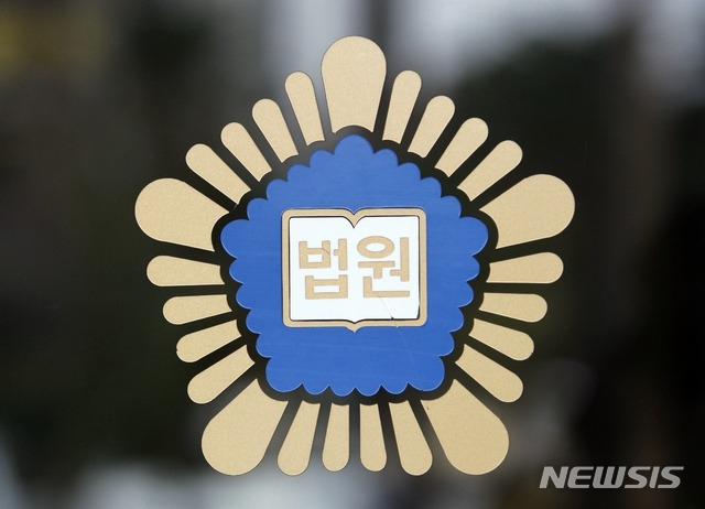 '술먹방' 중 여성 출연자를 폭행한 혐의로 기소된 인터넷방송 커플 BJ에게 벌금형이 선고됐다./사진=뉴시스