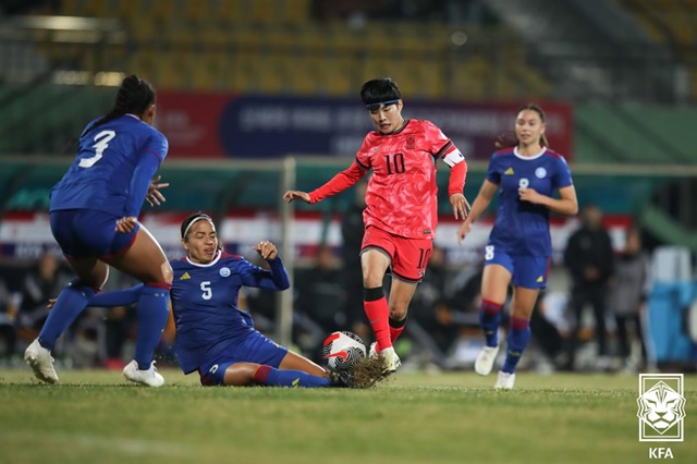 지소연(오른쪽에서 두 번째 빨간색 유니폼). /사진=대한축구협회 제공