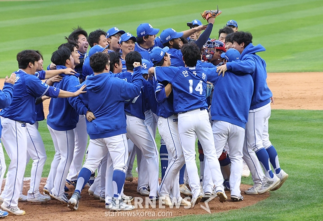 '2024 KBO 포스트시즌 플레이오프 4차전' LG-삼성전이 19일 서울 잠실야구장에서 열렸다.  LG에 1-0 승리를 거두며 한국시리즈 진출을 확정한 삼성 선수들이 기쁨을 나누고 있다. /사진=김진경 대기자