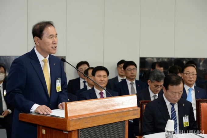 [울산=뉴시스] 배병수 기자 = 17일 오후 울산 중구 석유공사에서 열린 산업통상자원부 국정감사에서 김동섭 한국석유공사 사장이 의원들의 질문에 답하고 있다. 2024.10.17.