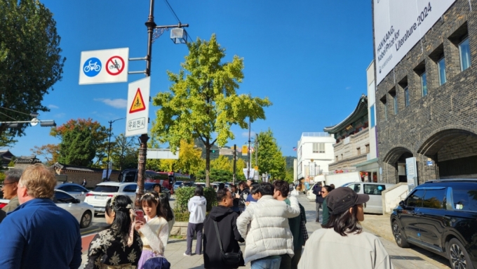  20일 낮 서울 종로구 효자로 가을단풍길에 시민들이 북적이고 있다. /사진=김미루 기자