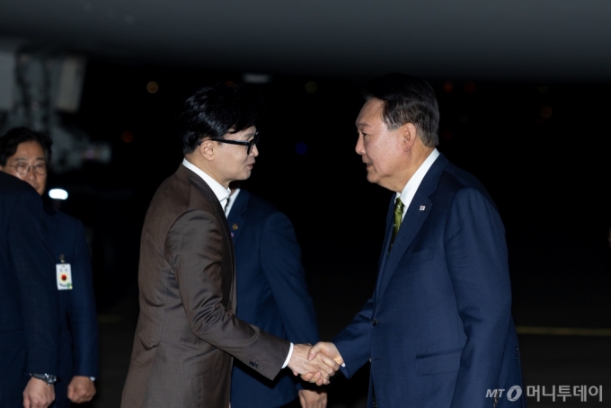 필리핀·싱가포르 국빈방문 및 한·아세안 정상회의 일정을 마친 윤석열 대통령이 11일 성남 서울공항에 도착해 환영나온 한동훈 국민의힘 대표와 인사를 나누고 있다. (사진=대통령실 제공) 2024.10.11. /사진=뉴시스  /사진=최진석