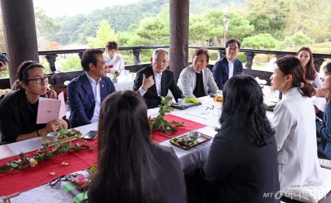 [서울=뉴시스] 홍효식 기자 = 유인촌 문화체육관광부 장관이 18일 2024 문화의 달 기념행사가 열린 전북 남원을 방문해 혼불문학관에서 지역 문화 관계자를 만나 간담회를 하고 있다. (사진=문화체육관광부 제공) 2024.10.18. photo@newsis.com *재판매 및 DB 금지 /사진=