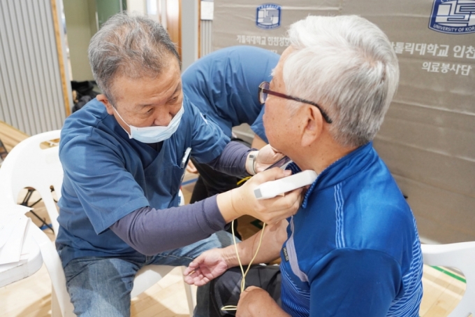 가톨릭대 인천성모병원 의료봉사단이 연평도를 찾아 주민 진료를 시행하고 있다./사진=인천성모병원