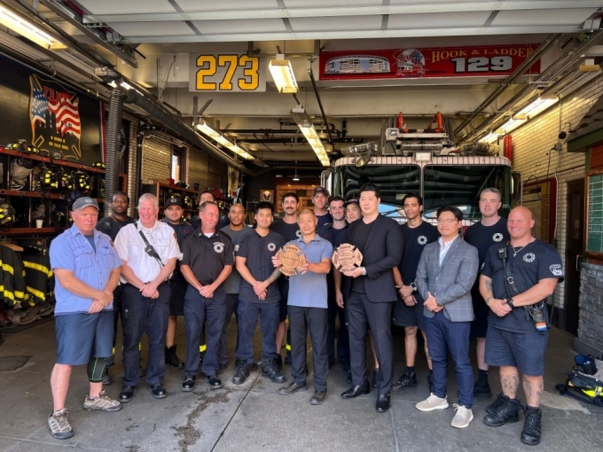 제너시스BBQ 그룹이 뉴욕 소방관의 헌신 기리는 문화 사업에 후원했다. 사진은 FDNY 소방대원이 BBQ에 전달한 감사패를 들고 기념촬영을 하고 있다./사진=BBQ