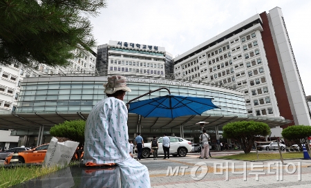 서울 종로구 서울대학교병원에서 환자가 휴식을 취하고 있다./사진=(서울=뉴스1) 구윤성 기자