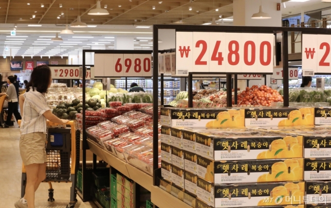 [이마트 죽전점을 리뉴얼한 신개념 쇼핑공간 '스타필드 마켓(Starfield MARKET)' 죽전점 매장에서 고객이 물건을 고르고 있다. /사진제공=뉴시스