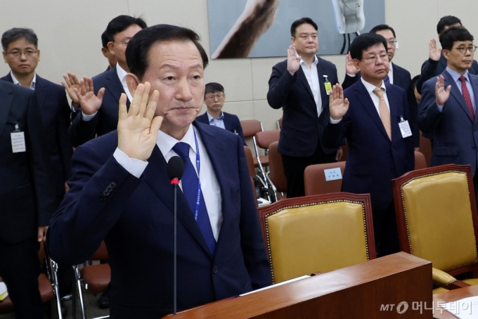 [서울=뉴시스] 조성우 기자 = 류희림 방송통신심의위원장이 21일 오전 서울 여의도 국회에서 열린 과학기술정보방송통신위원회의 방송통신심의위원회에 대한 국정감사에서 증인선서를 하고 있다. 2024.10.21. xconfind@newsis.com /사진=조성우