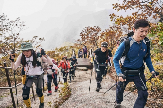 위로보틱스의 &#039;윔&#039;을 착용한 등산객들이 지리산을 오르고 있다. /사진=위로보틱스