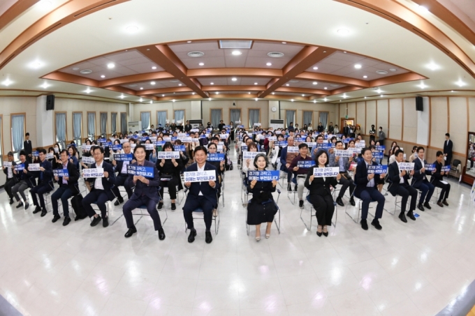 시민설명회에 참석한 시민들이 '경기형 과학고 이제는 부천입니다!' 손피켓을 들고 과학고 유치를 기원하고 있다./사진제공=부천시